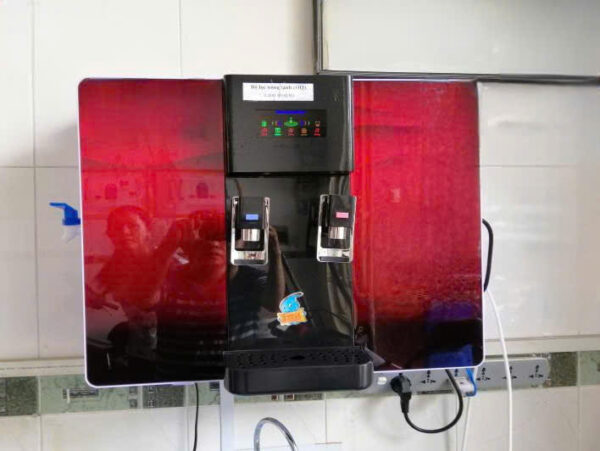 May loc nuoc treo tuong Aqua nong lanh nguoi