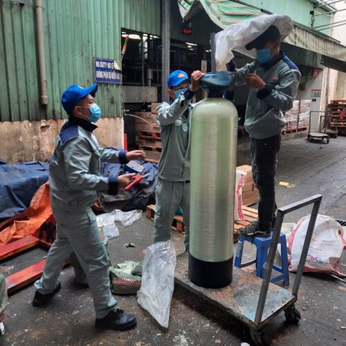 Thay vật liệu lọc cho hệ thống lọc nước RO
